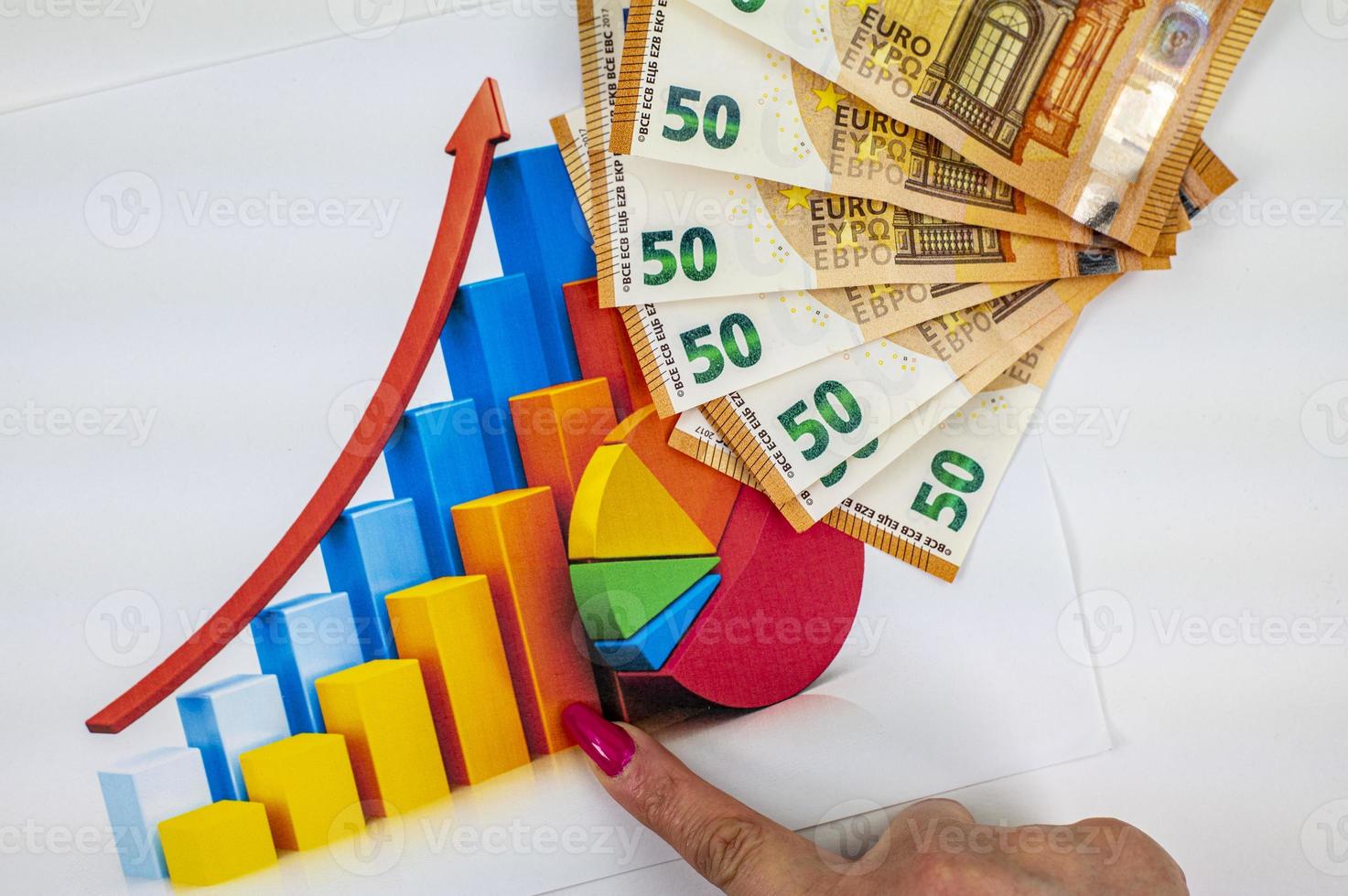 statistikdiagram med 50 räkningar och kvinnahandpekande foto