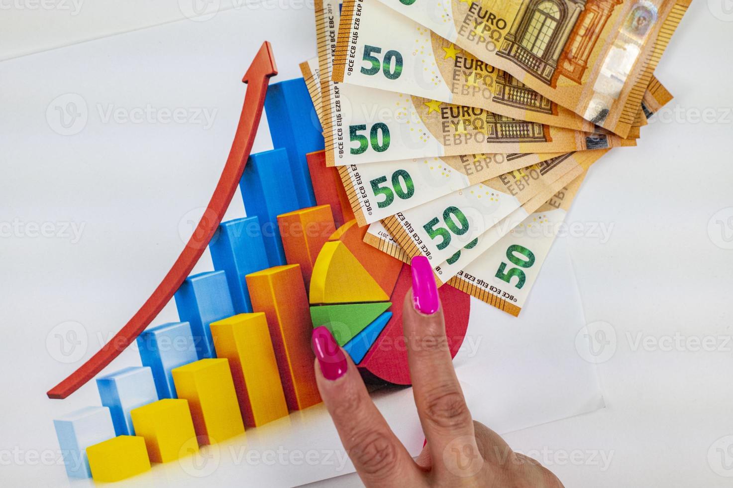 statistikdiagram med 50 räkningar och kvinnahand som gör segersymbolen foto