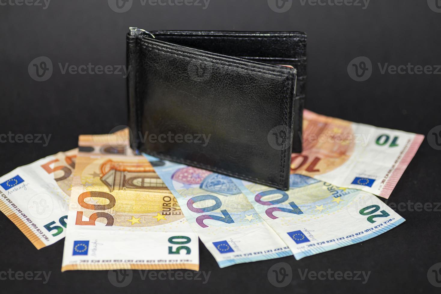 herrplånbok ovanpå sedlar foto
