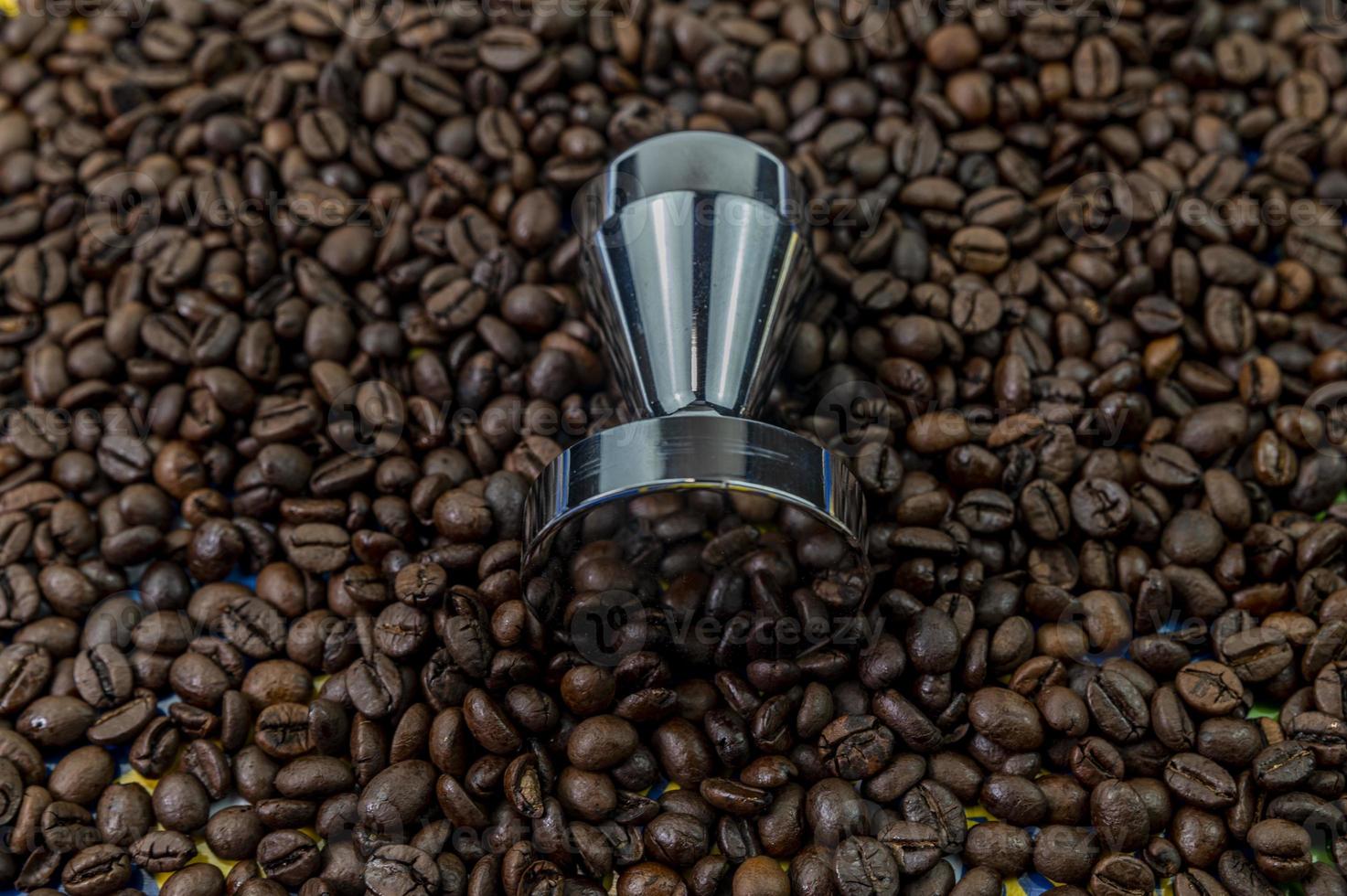 kaffebönor med stålpress foto