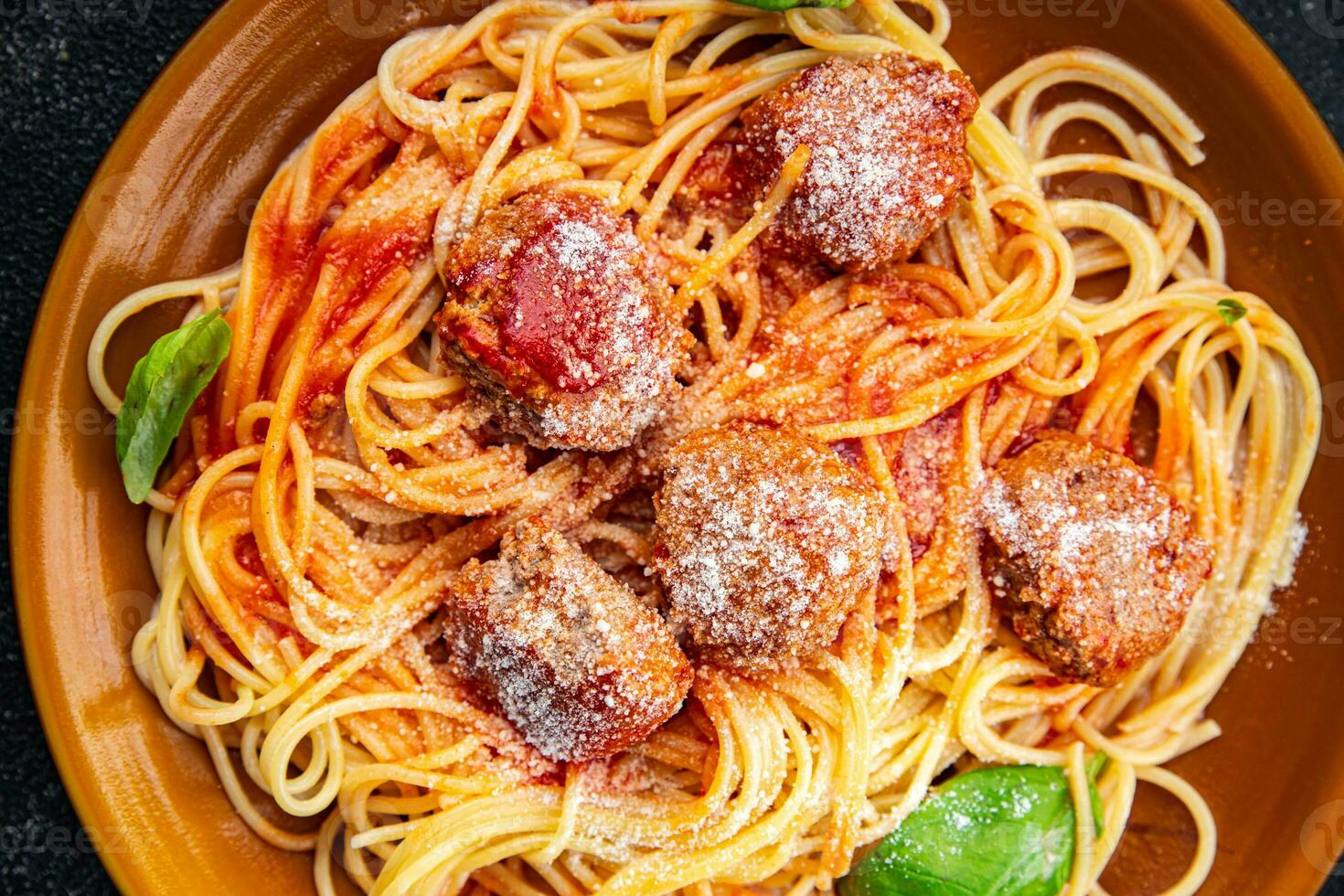 pasta köttbulle spaghetti tomat sås riven parmesan ost maträtt måltid mat mellanmål på de tabell kopia Plats mat bakgrund rustik topp se foto