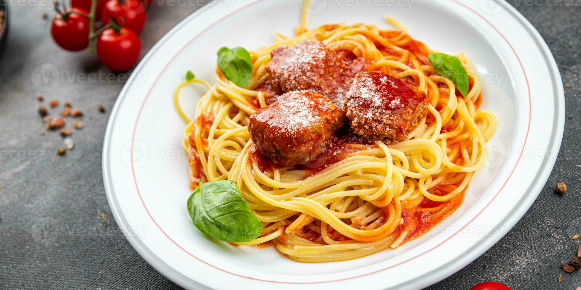 pasta köttbulle spaghetti tomat sås riven parmesan ost maträtt måltid mat mellanmål på de tabell kopia Plats mat bakgrund rustik topp se foto