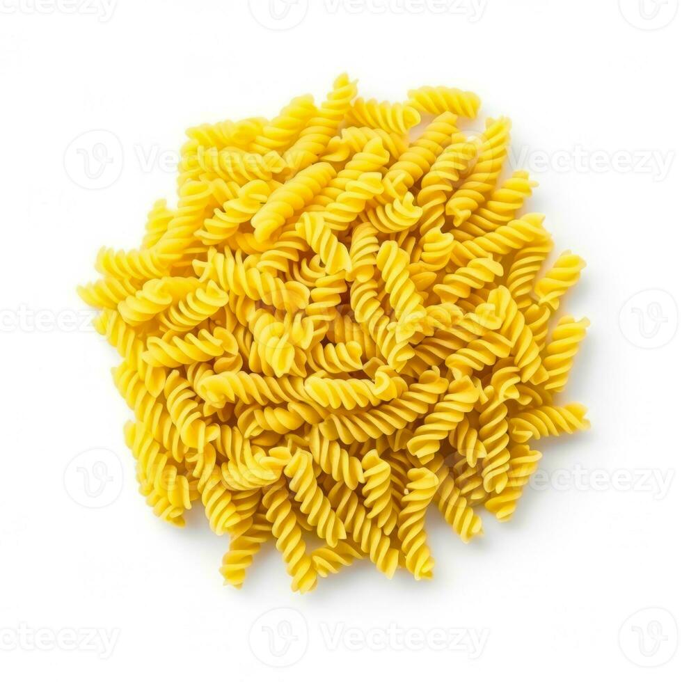 fusilli pasta isolerat på vit bakgrund topp se foto