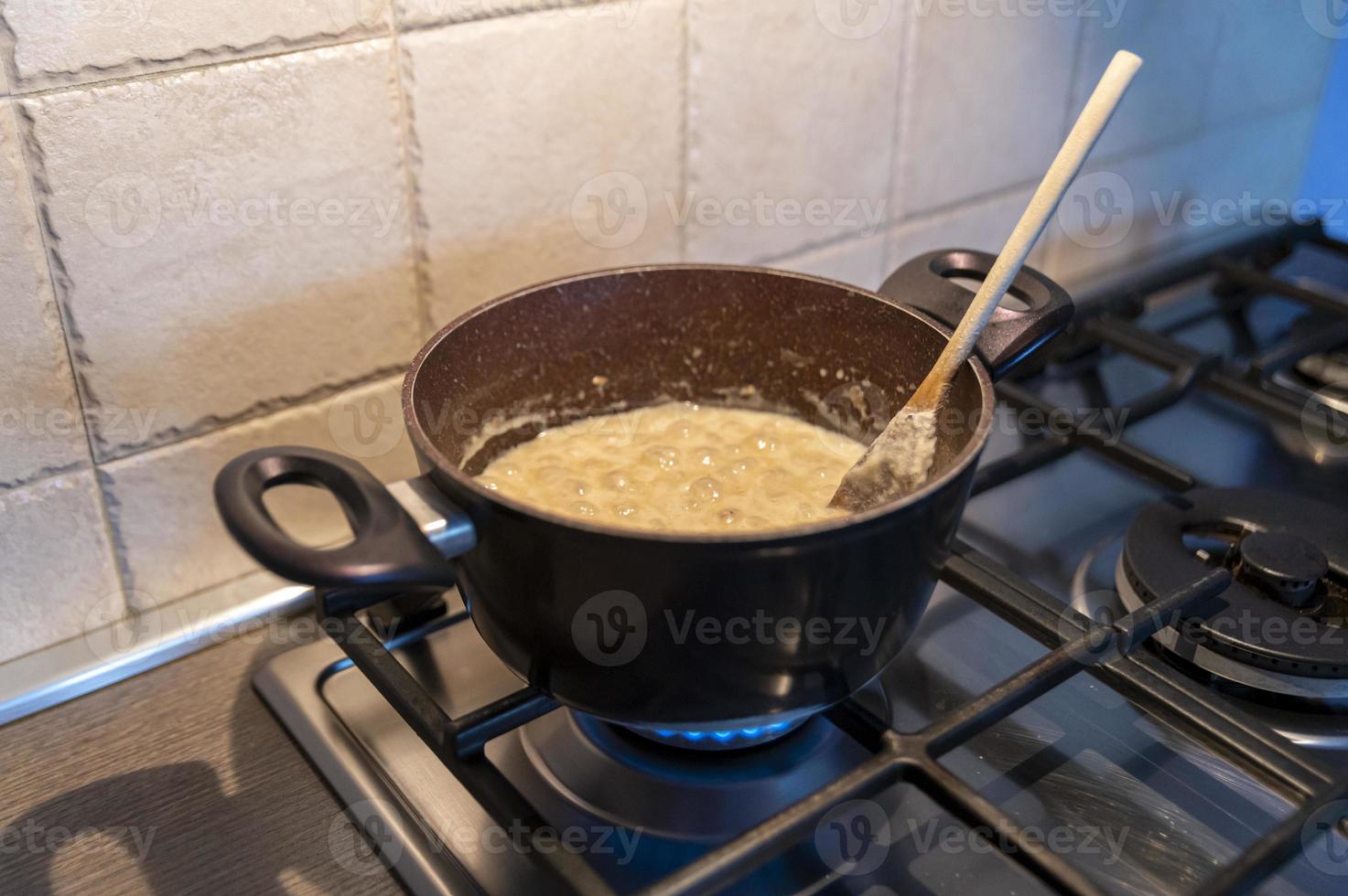risotto med tryffel som kokar i en kruka foto