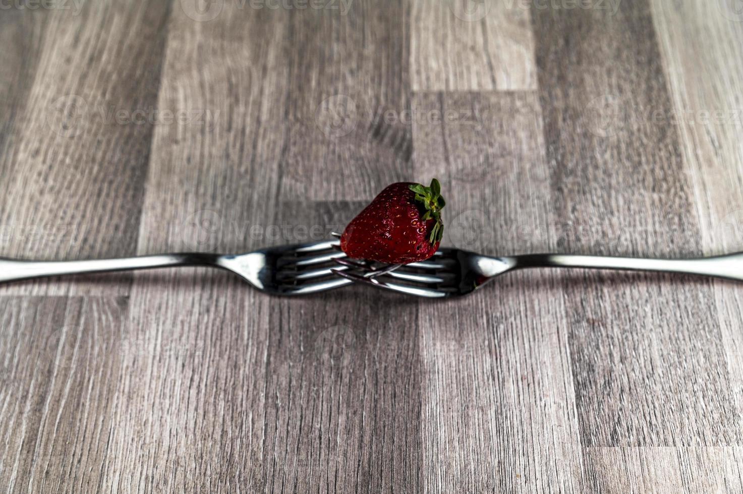 komposition med jordgubbe och gafflar foto