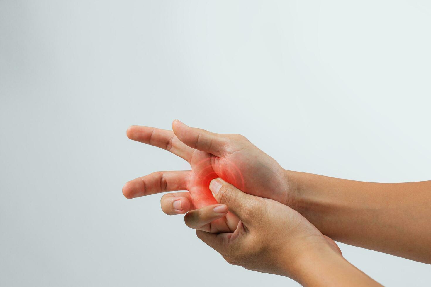 sjukvård begrepp för medicinsk symptom. domningar och smärta i fingertoppar, medicinsk tillstånd i en mannens hand på vit bakgrund. foto