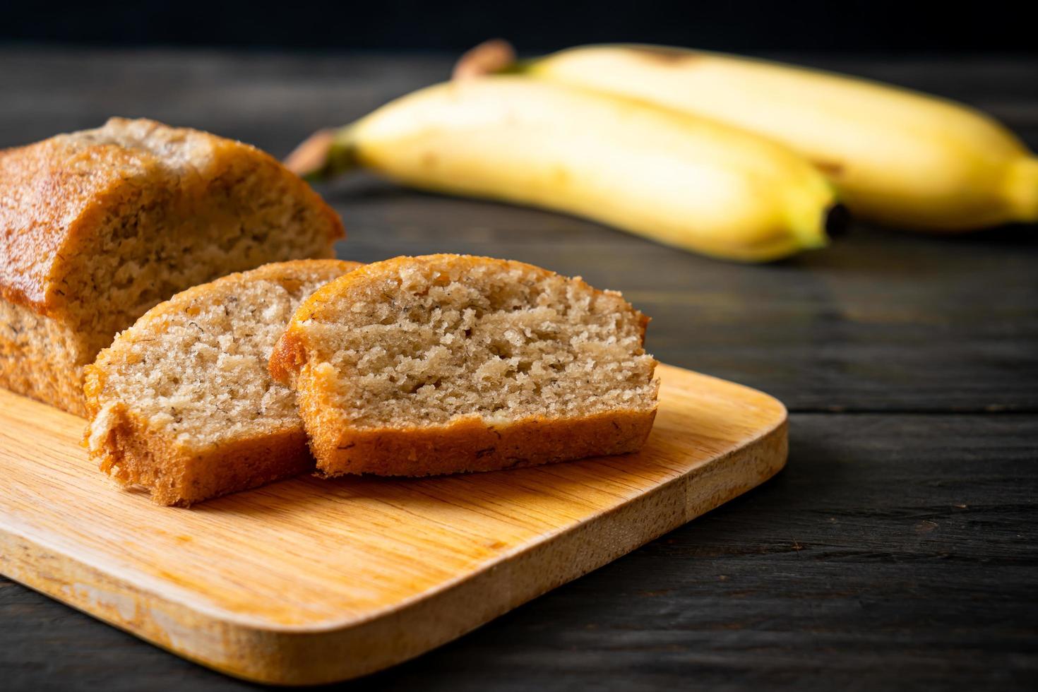 hemgjord bananbröd skivad foto