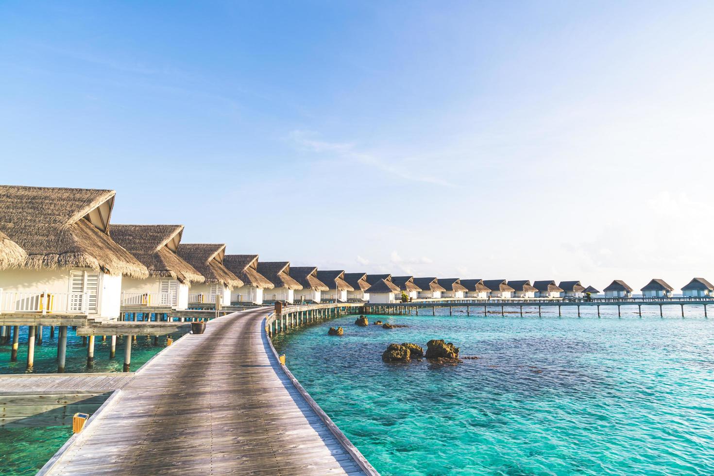 vackra tropiska Maldiverna hotell och ö med strand och hav foto