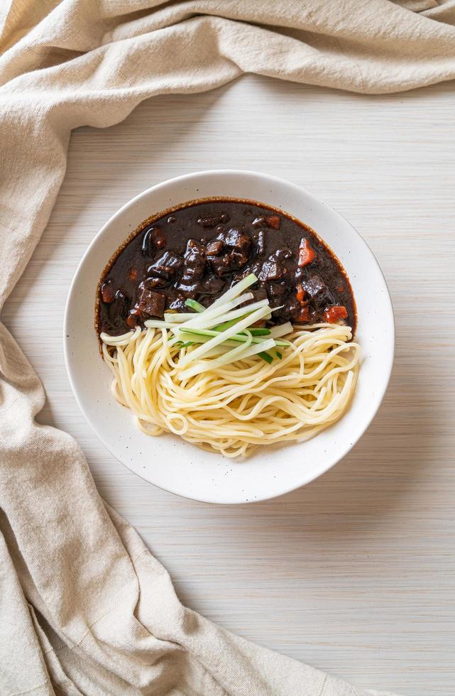 jajangmyeon eller jjajangmyeon är koreansk nudel med svart sås foto