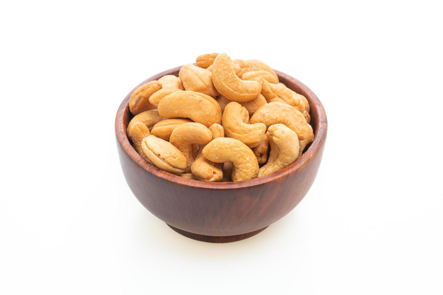 cashewnötter på vit bakgrund foto