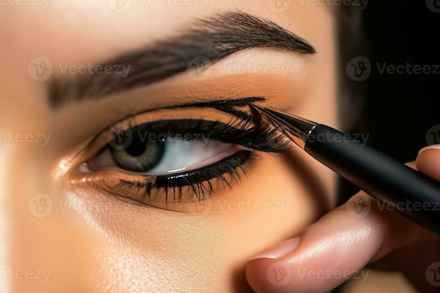 stänga - upp skott av en smink konstnär applicering en djärv och dramatisk bevingad eyeliner. generativ ai foto