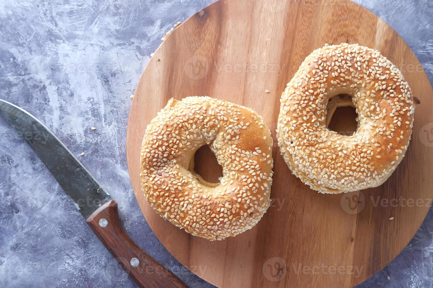 nytt bagelbröd i ett papper på bordet foto