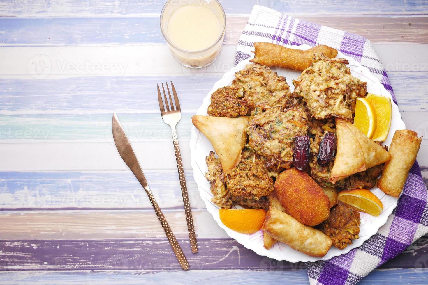 hög vinkel syn på iftar på plattan på bordet under ramadan foto