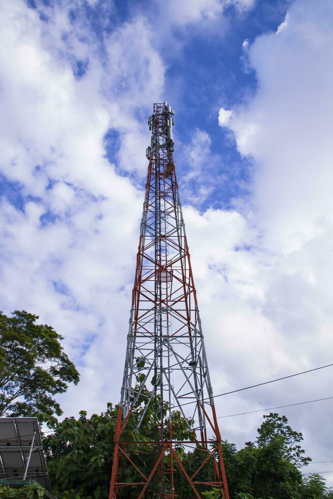 telekommunikation torn med blå himmel och vit moln bakgrund i bangladesh foto