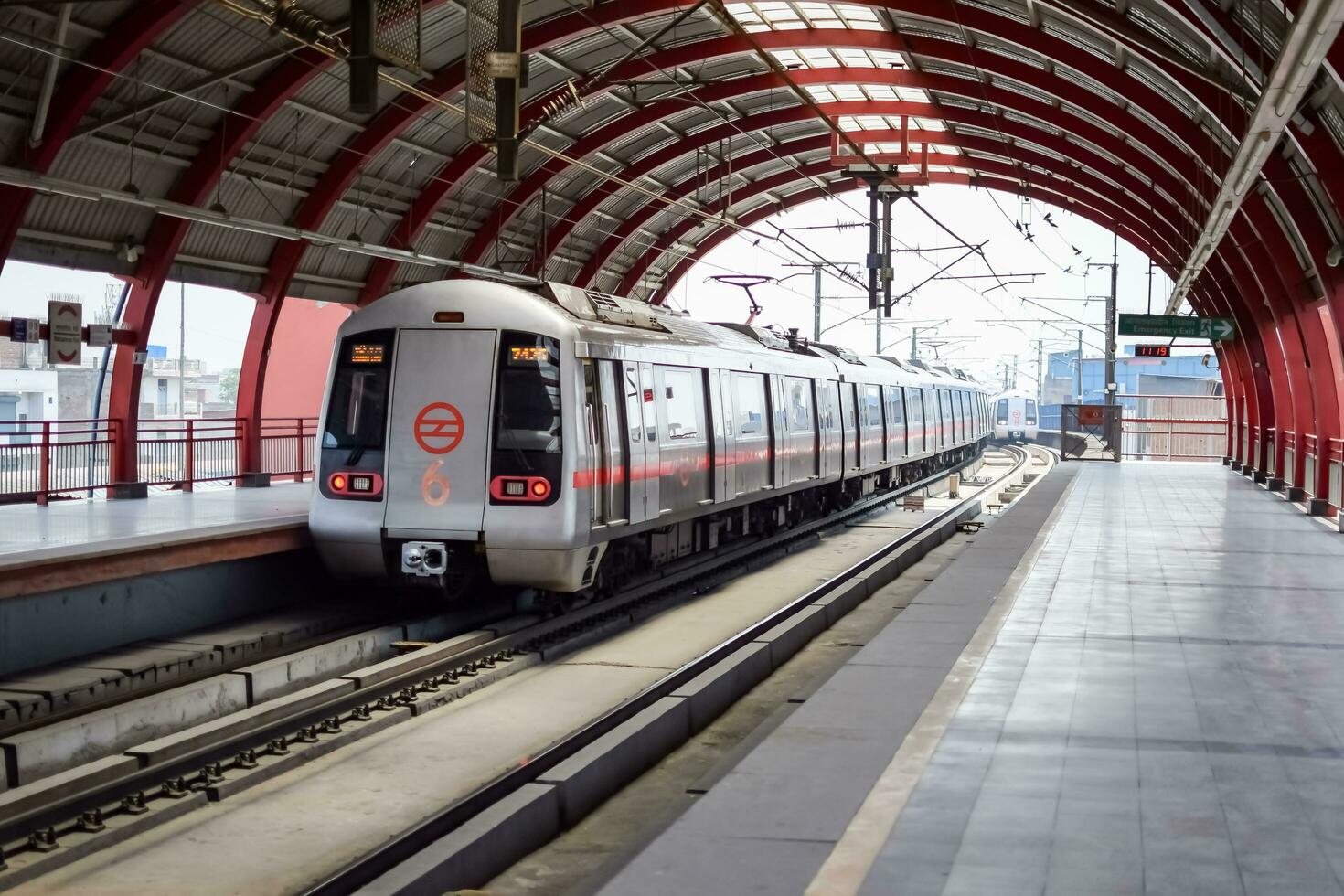 delhi, Indien, Maj 31 2023 - delhi metro tåg anländer på jhandewalan metro station i ny delhi, Indien, Asien, offentlig metro avgår från jhandewalan station i som Mer än 20 lakhs passagerare foto