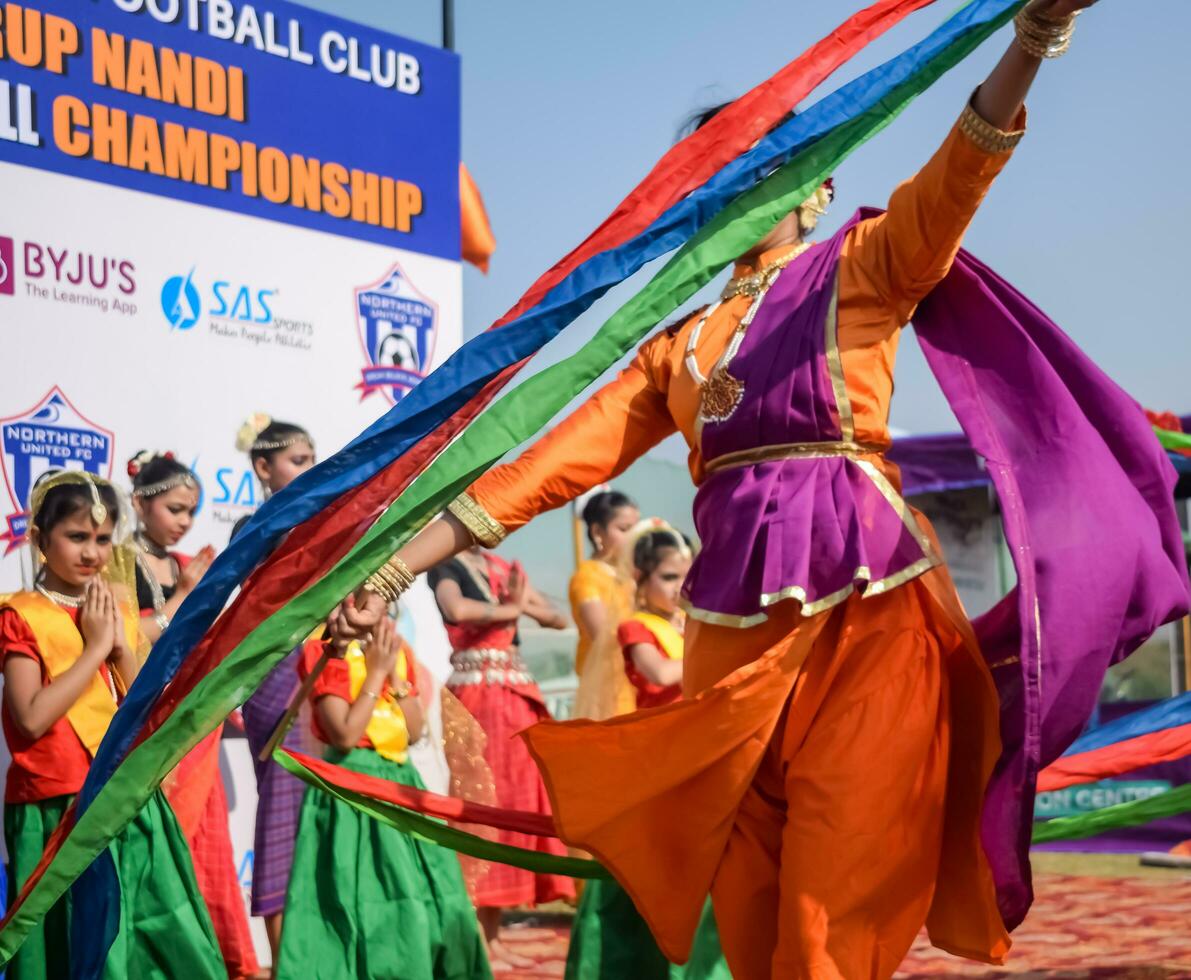 ny delhi, Indien - juli 01 2023 - bharathanatyam indisk klassisk odissi dansare utför på skede. skön indisk flicka dansare i de hållning av indisk dansa. indisk klassisk dansa bharatanatyam foto