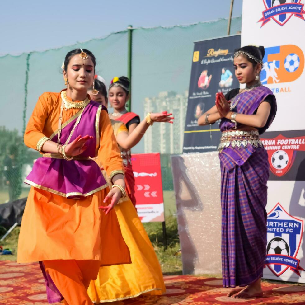 ny delhi, Indien - juli 01 2023 - bharathanatyam indisk klassisk odissi dansare utför på skede. skön indisk flicka dansare i de hållning av indisk dansa. indisk klassisk dansa bharatanatyam foto