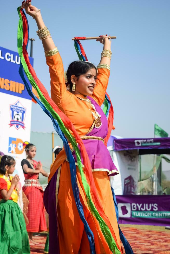 ny delhi, Indien - juli 01 2023 - bharathanatyam indisk klassisk odissi dansare utför på skede. skön indisk flicka dansare i de hållning av indisk dansa. indisk klassisk dansa bharatanatyam foto