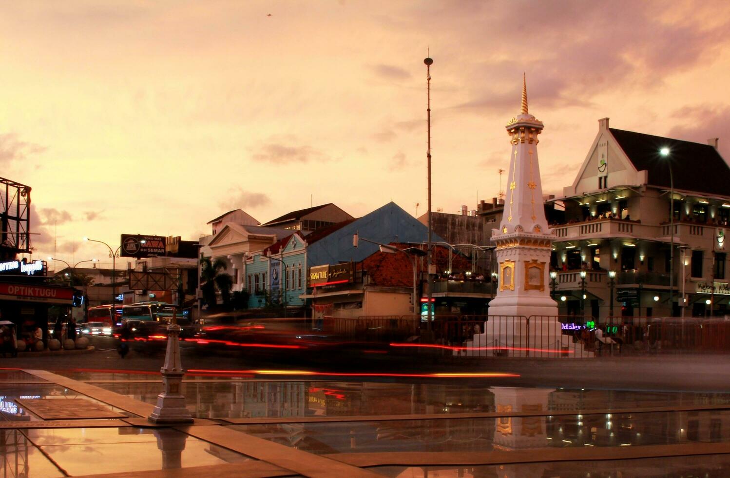 solnedgång i yogyakarta, kväll i tugu putih yogyakarta foto