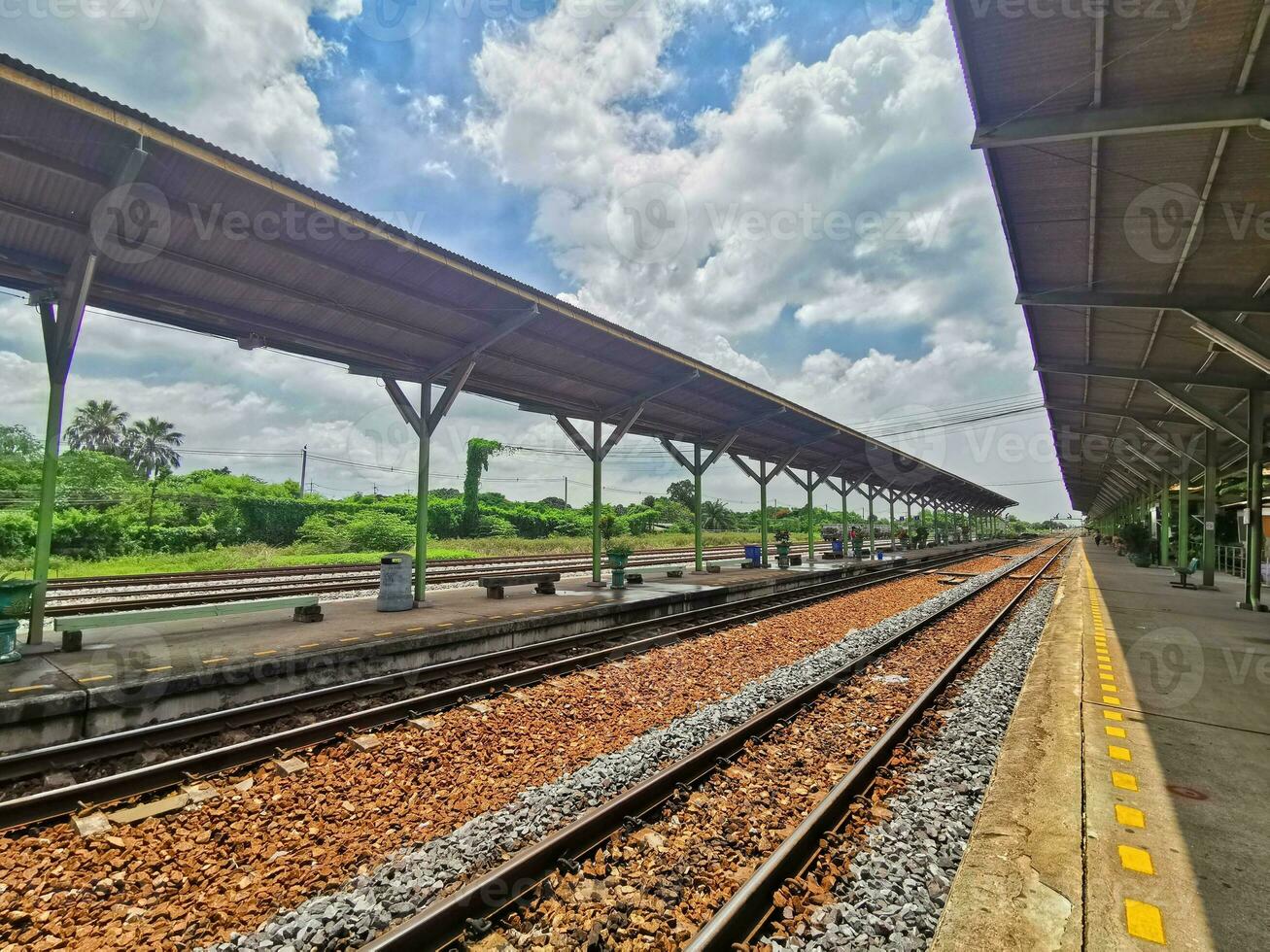 en tåg station med en plattform och en tåg Spår foto