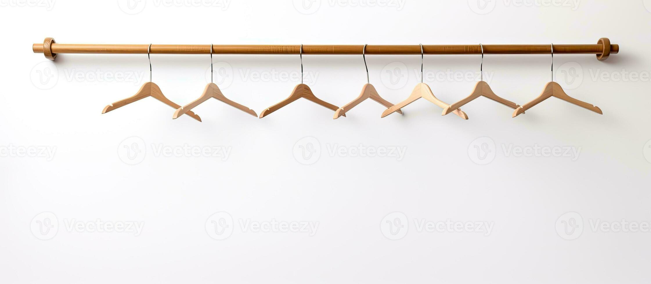 Foto av en minimalistisk trä- täcka kuggstång hängande på en vit vägg med massor av Plats för personalisering med kopia Plats