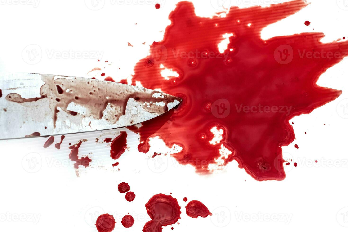 kökskniv blodig på vit bakgrund foto
