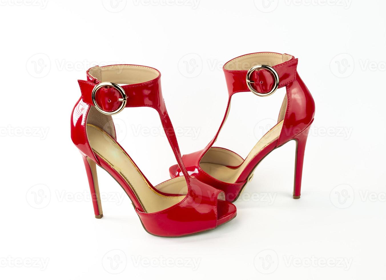 sandal med röd patenterad häl foto