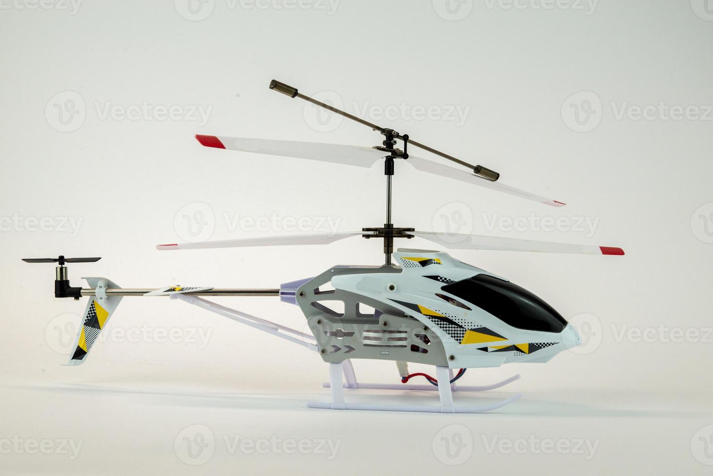 vit elektrisk helikoptermodell foto