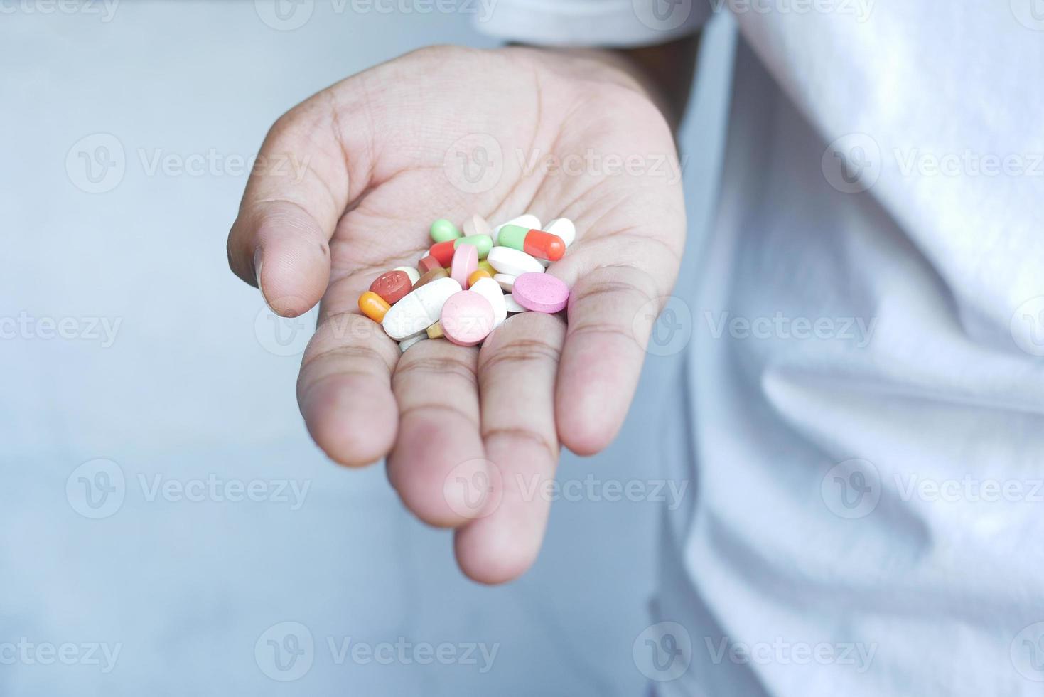 flerfärgade medicinska piller och kapsel på handflatan foto