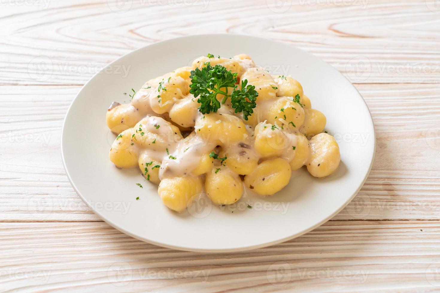 gnocchi med svamp gräddsås och ost foto