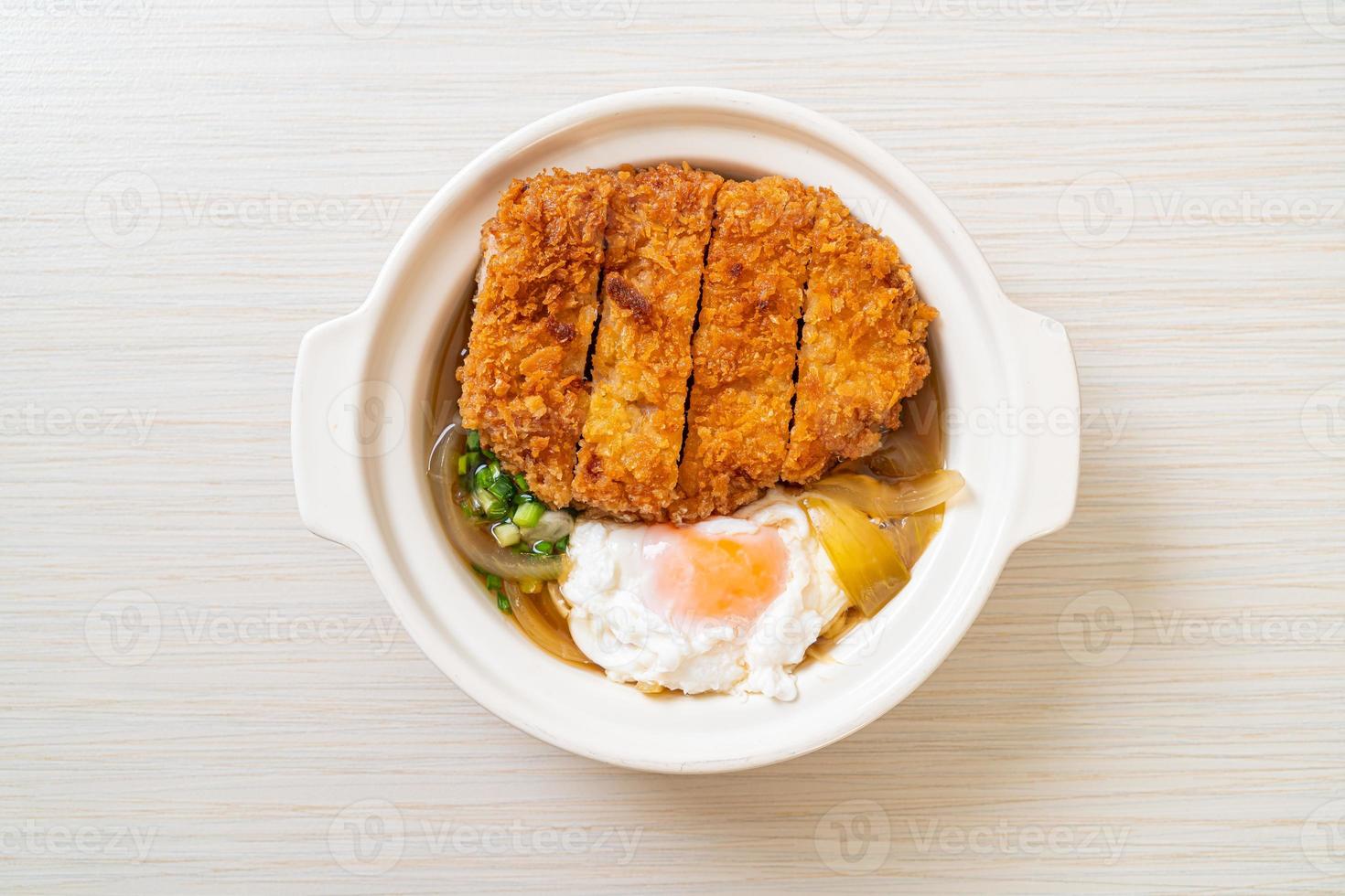 japansk stekt fläskkotlett med löksoppa och ägg foto