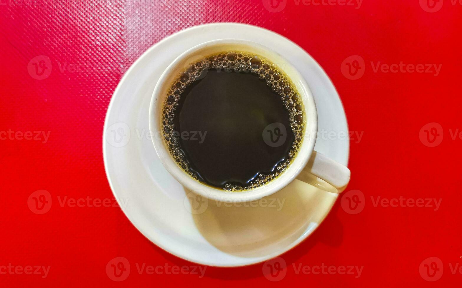 kopp av americano svart kaffe röd bakgrund Mexiko. foto