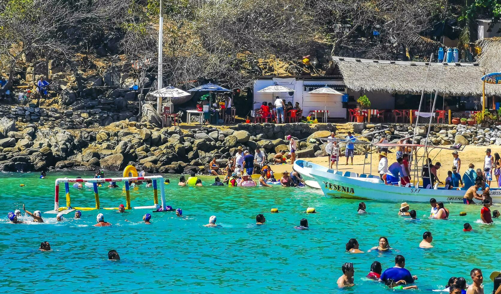 puerto escondido oaxaca mexico 2023 palmer parasoller Sol solstolar strand människor zicatela puerto escondido Mexiko. foto