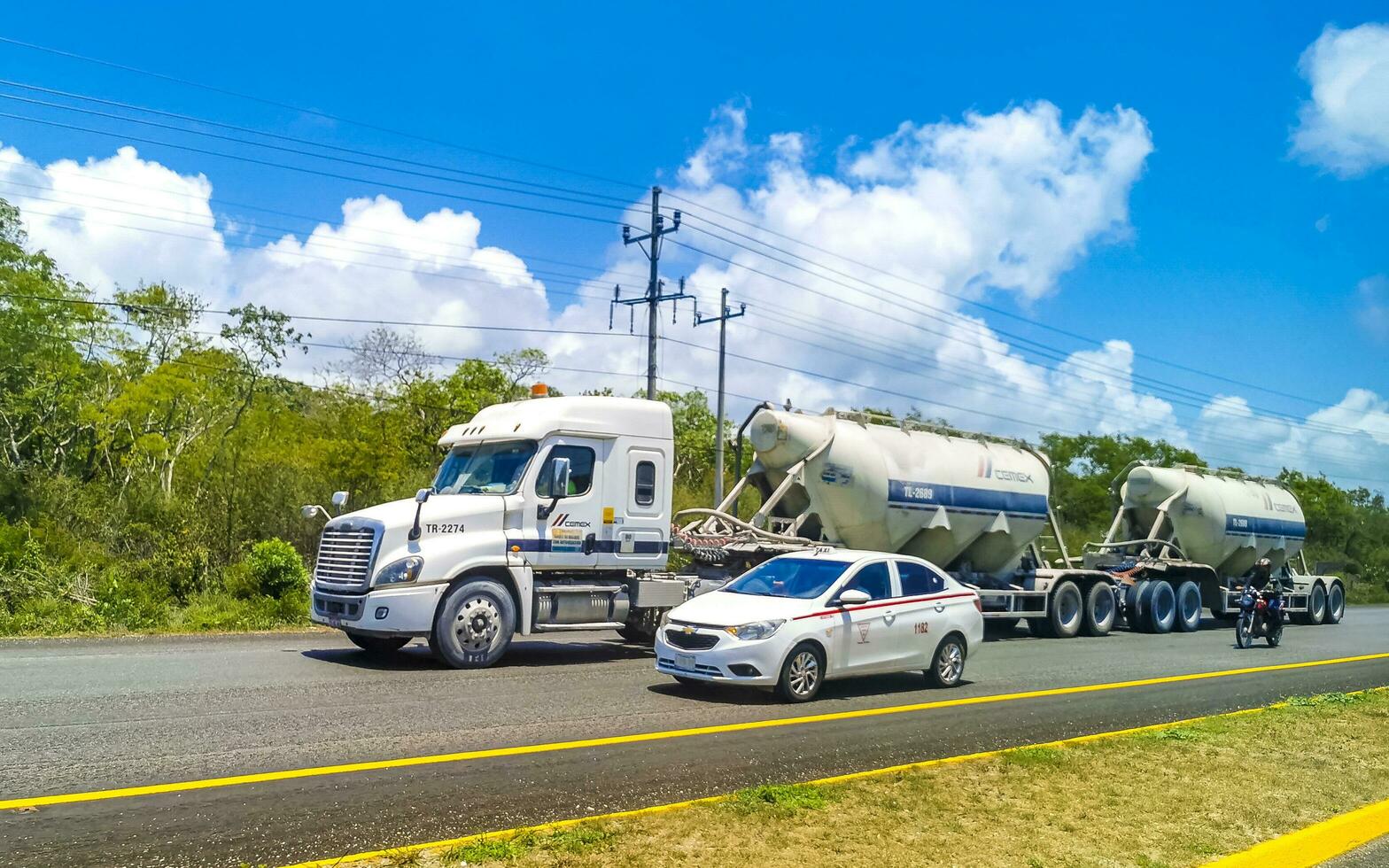 playa del carmen qiuntana roo mexico 2023 olika mexikansk lastbilar transportörer vans leverans bilar i Mexiko. foto