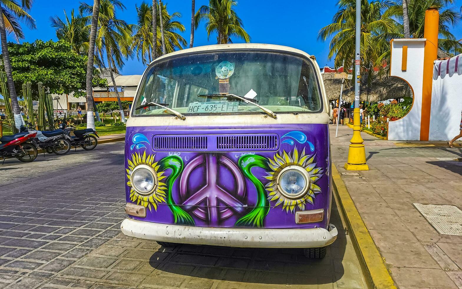 puerto escondido oaxaca mexico 2023 gammal årgång klassisk minibussar vans transportörer fordon bilar i Mexiko. foto