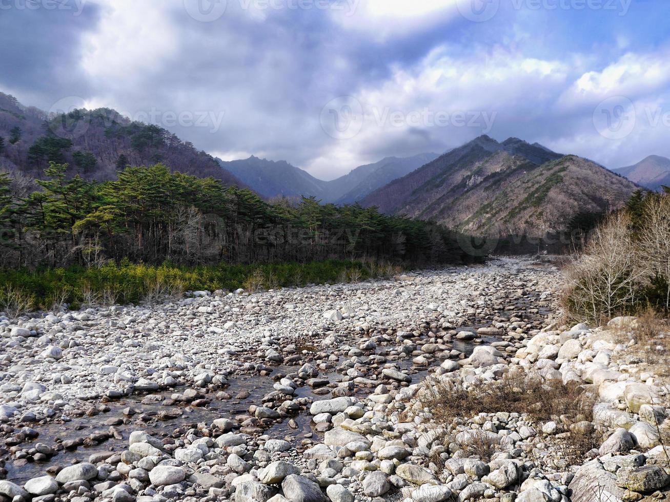 vacker berg flod. seoraksan, Sydkorea foto