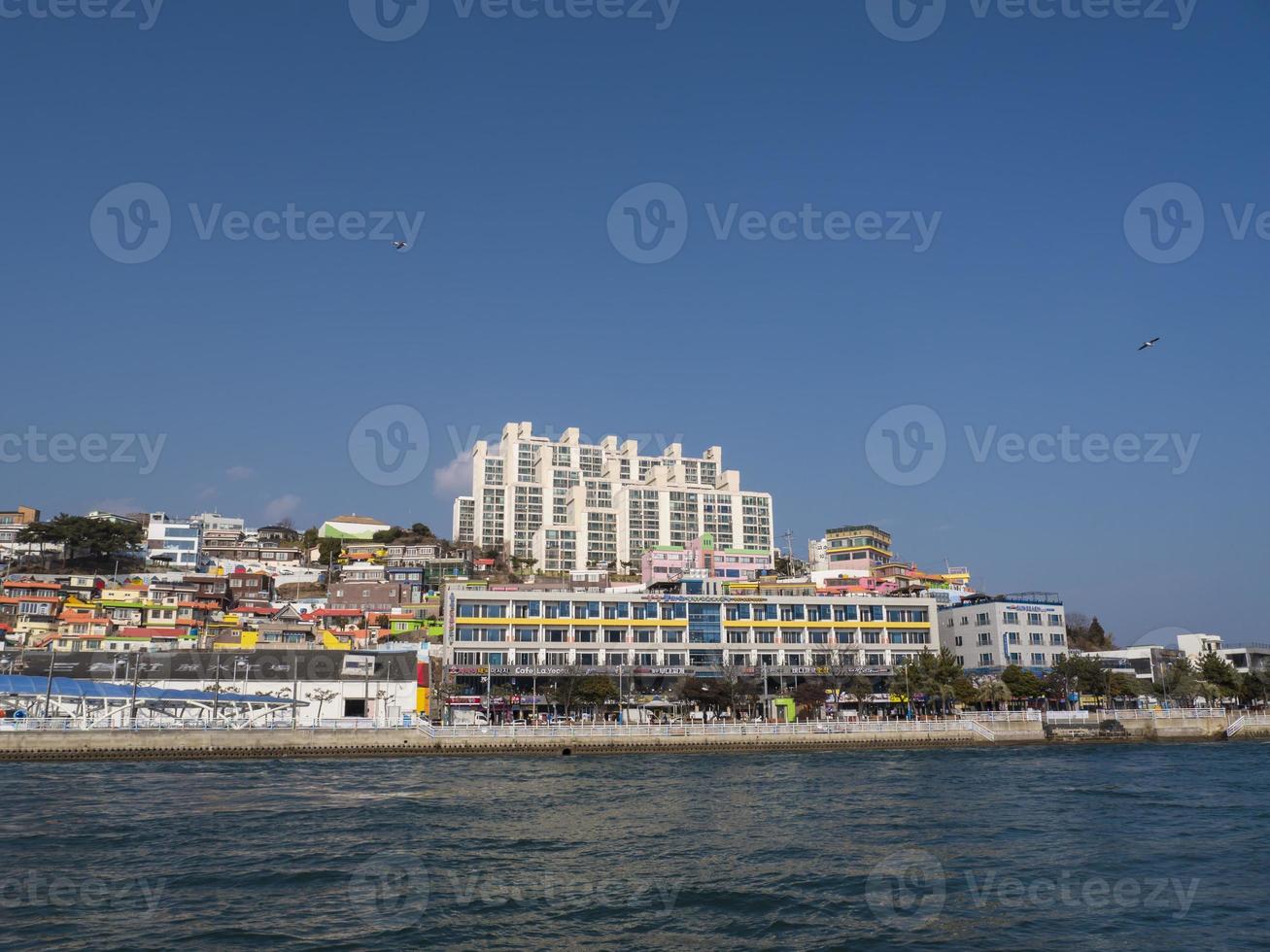 panorama från havet till staden Yeosu. Sydkorea. januari 2018 foto