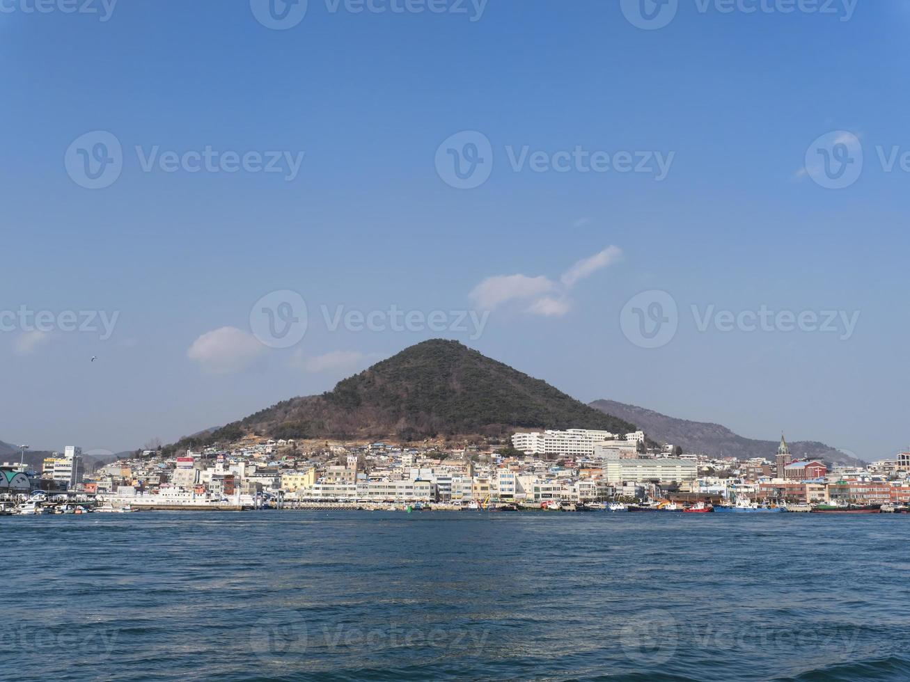 panorama från havet till staden Yeosu. Sydkorea. januari 2018 foto