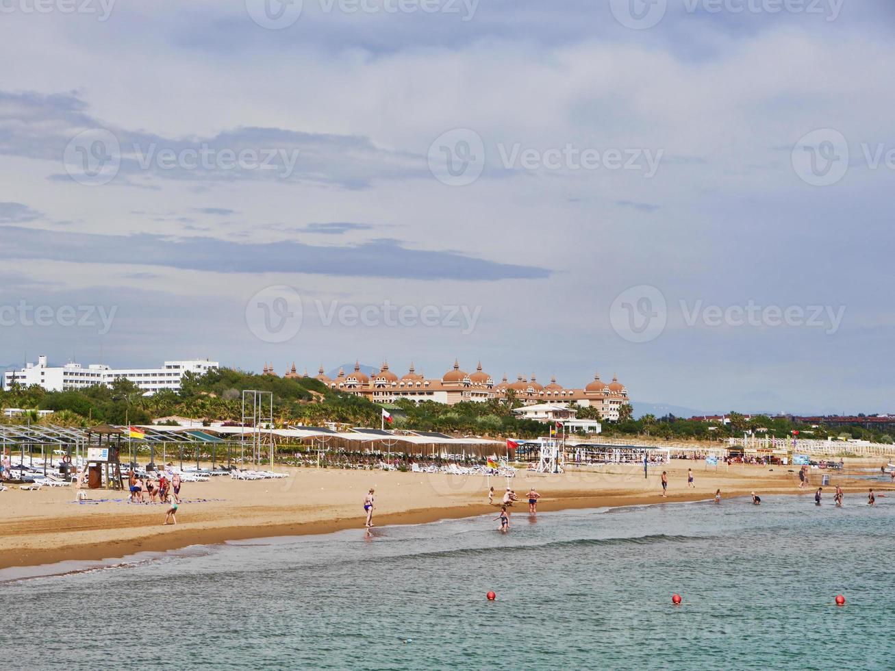 turkisk strand och stora hotell i bakgrunden. Antalya stad, Turkiet. maj 2017 foto