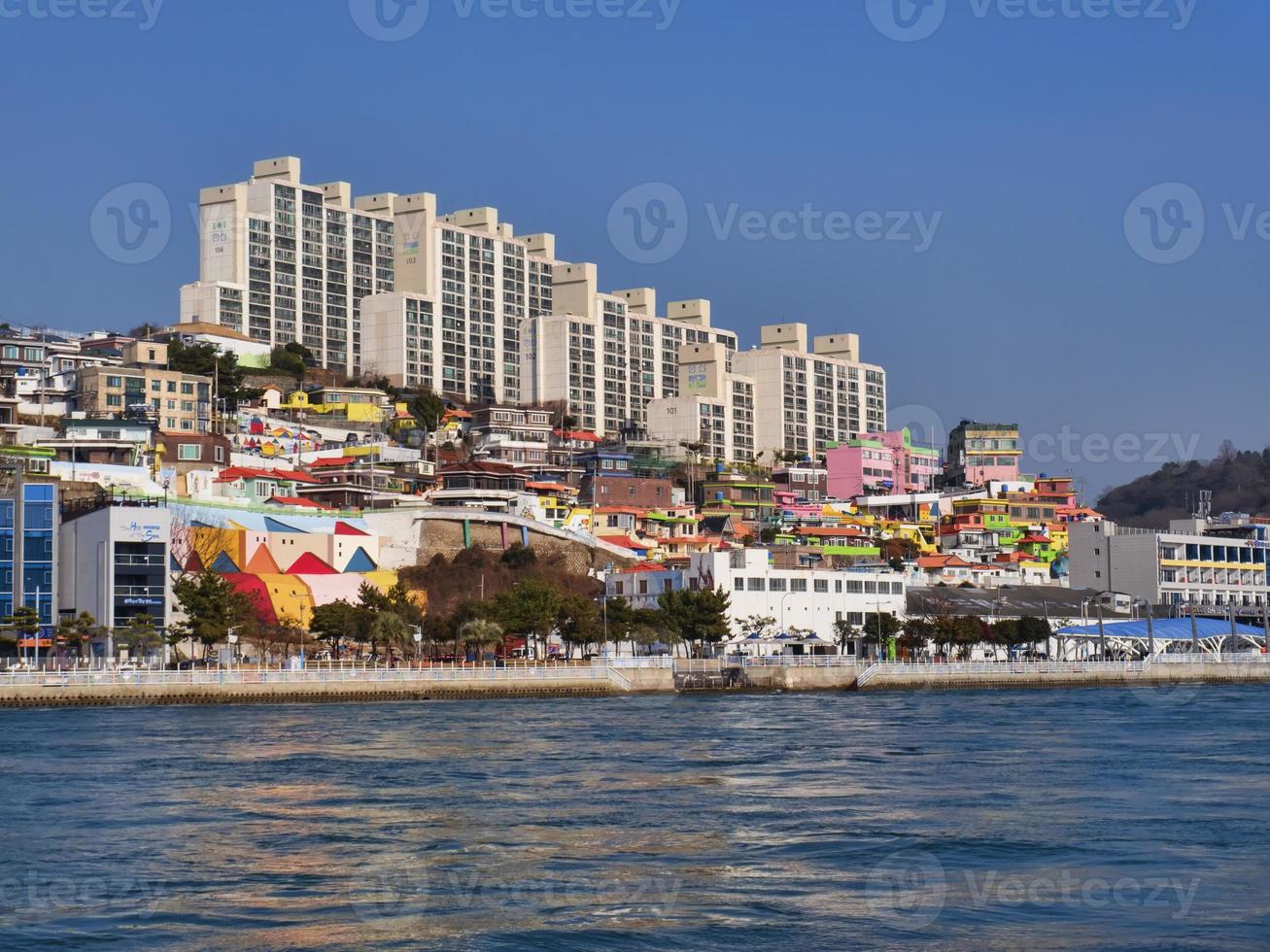 panorama från havet till staden Yeosu foto