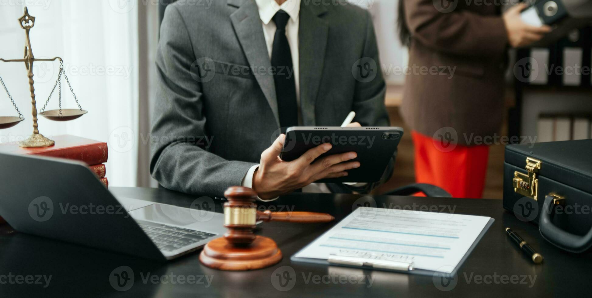 rättvisa och lag koncept.lag tema trä- skrivbord, böcker, balans. manlig bedöma i en rättssal de klubba, arbetar med digital läsplatta dator på tabell foto