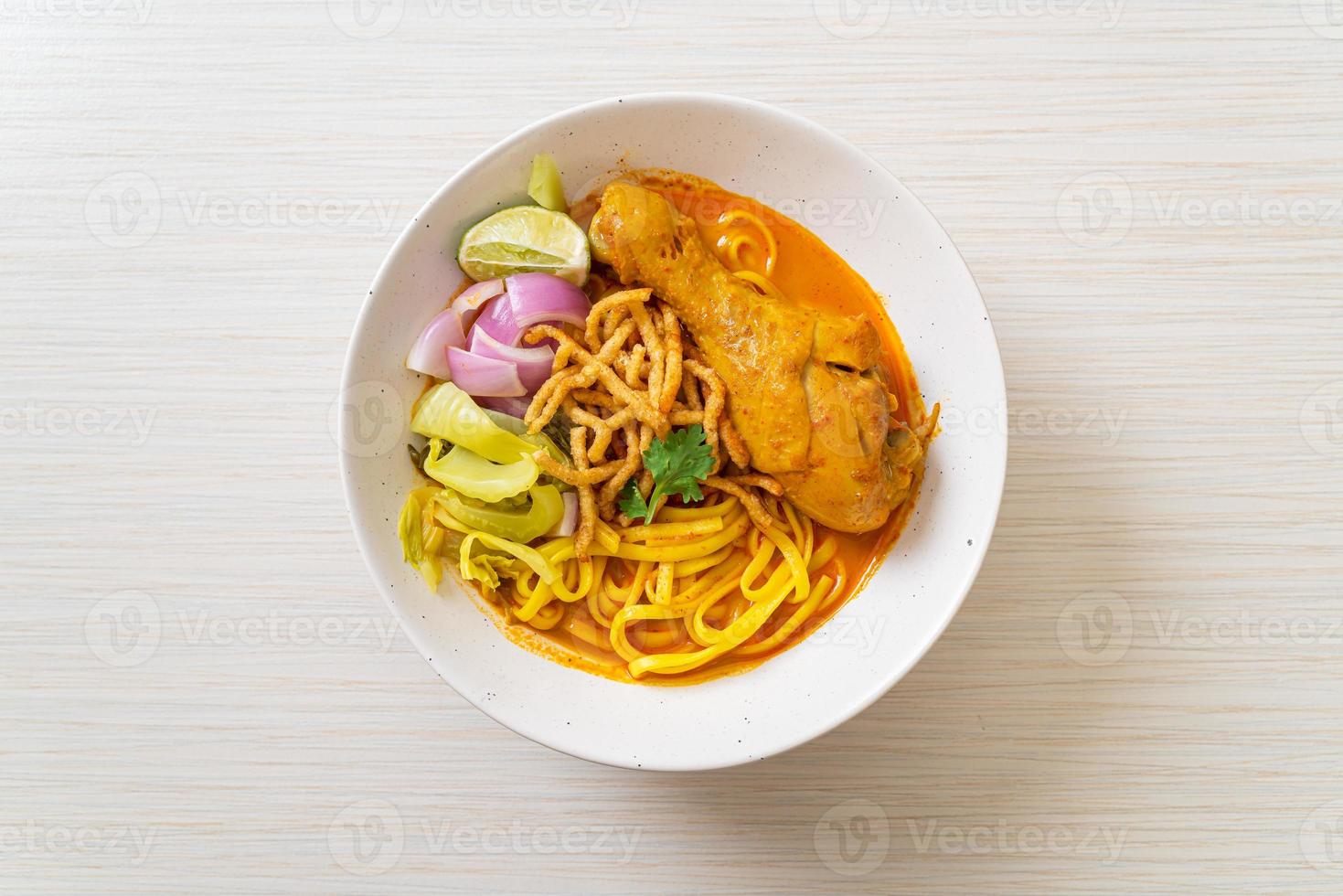 norra thailändska nudel curry soppa med kyckling foto