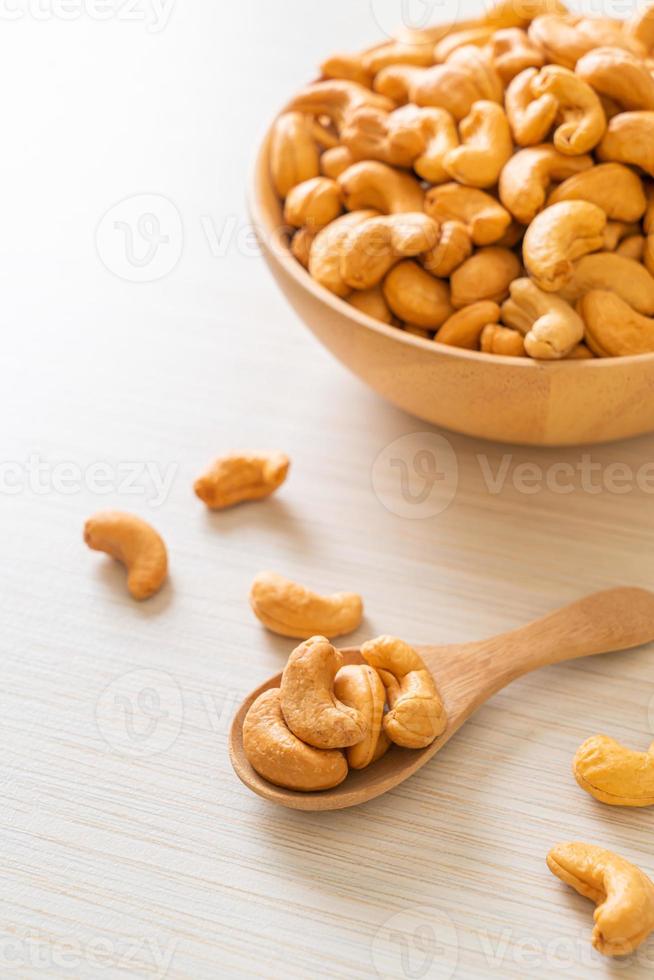 cashewnötter i träskål foto