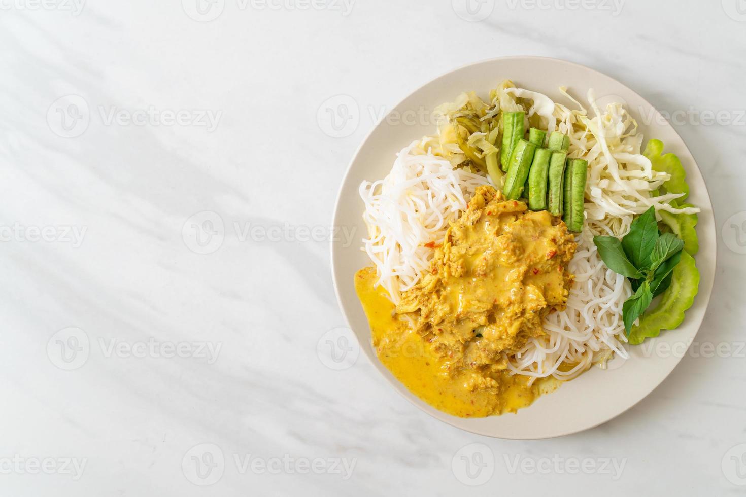 thailändska risnudlar med krabba curry och olika grönsaker foto