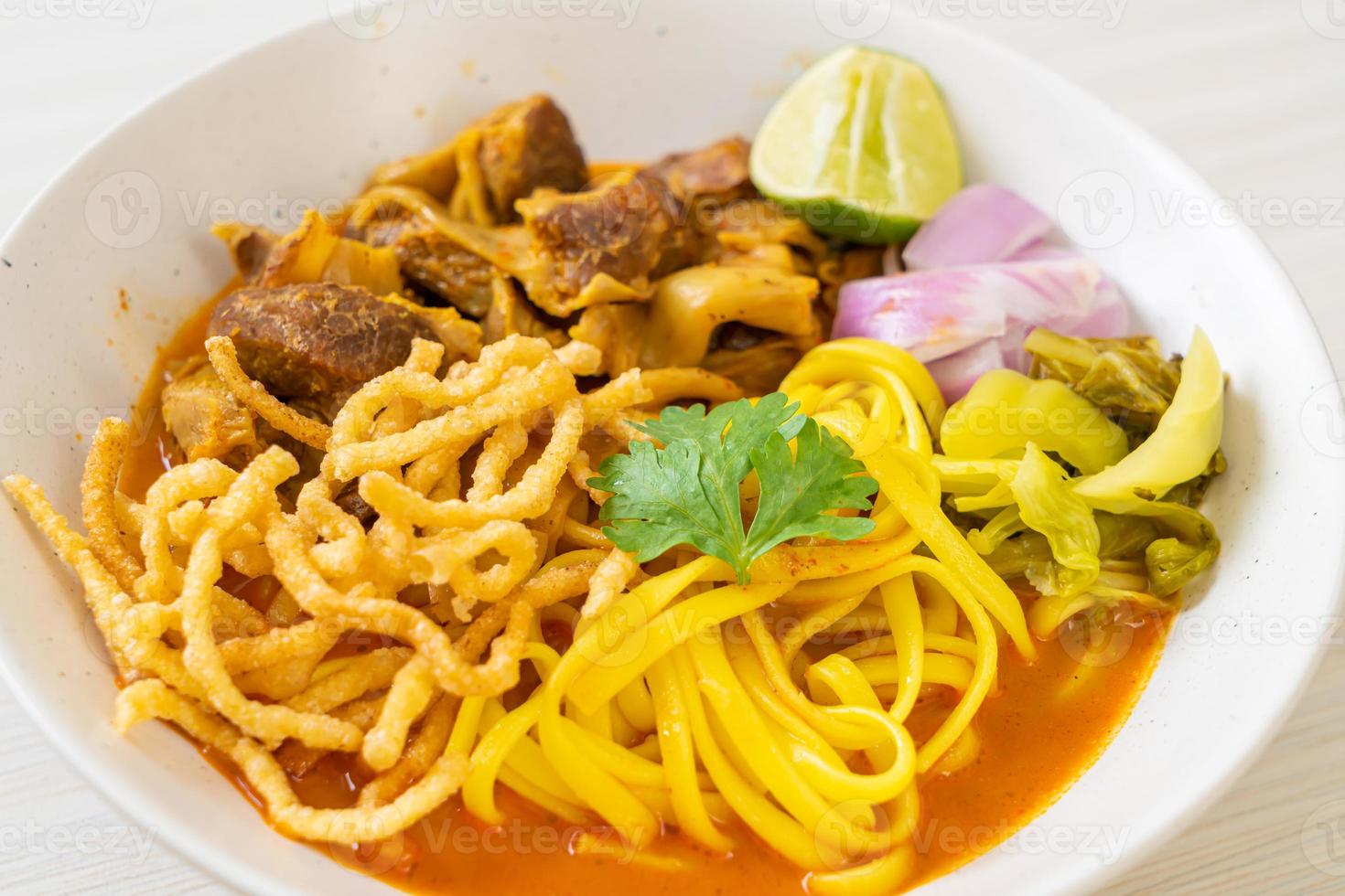 norra thailändska nudel curry soppa med bräserat fläsk foto