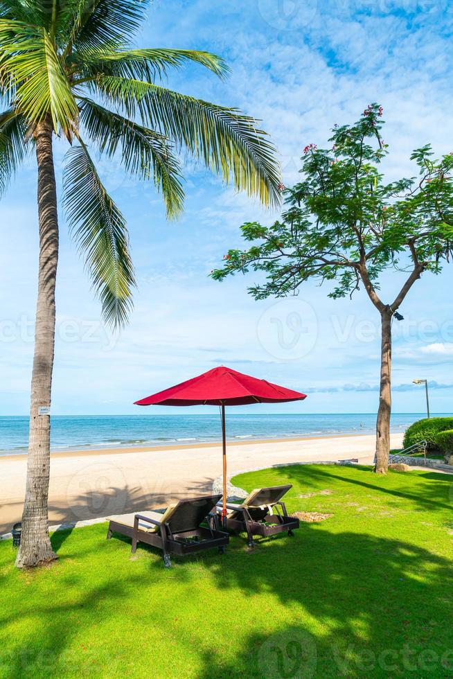 paraply och stol med havsutsikt i hotellresorten foto