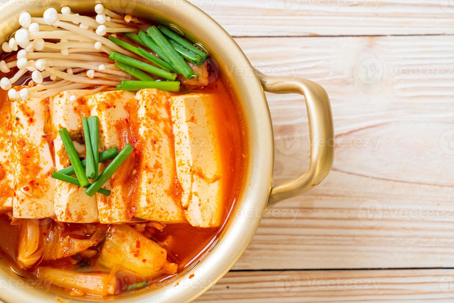 kimchi soppa med mjuk tofu eller koreansk kimchi gryta foto