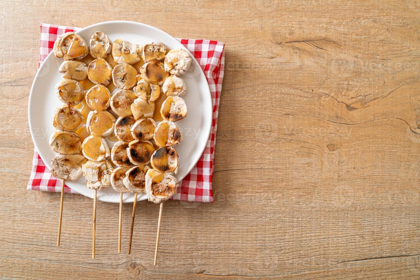 grillar banan med karamelsås foto