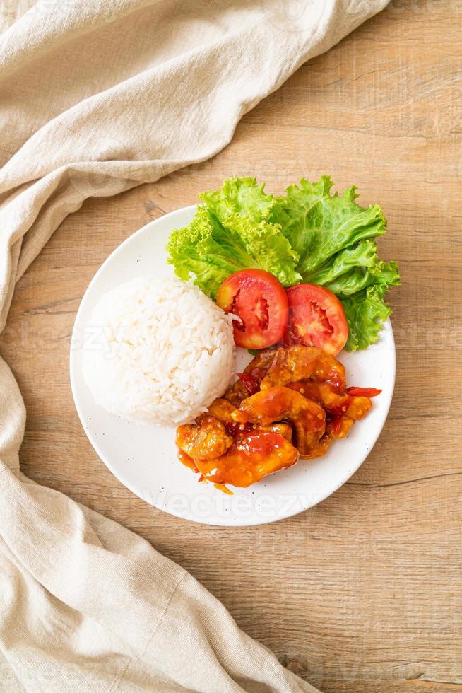stekt fisk toppad av 3 smaker chilisås med ris foto