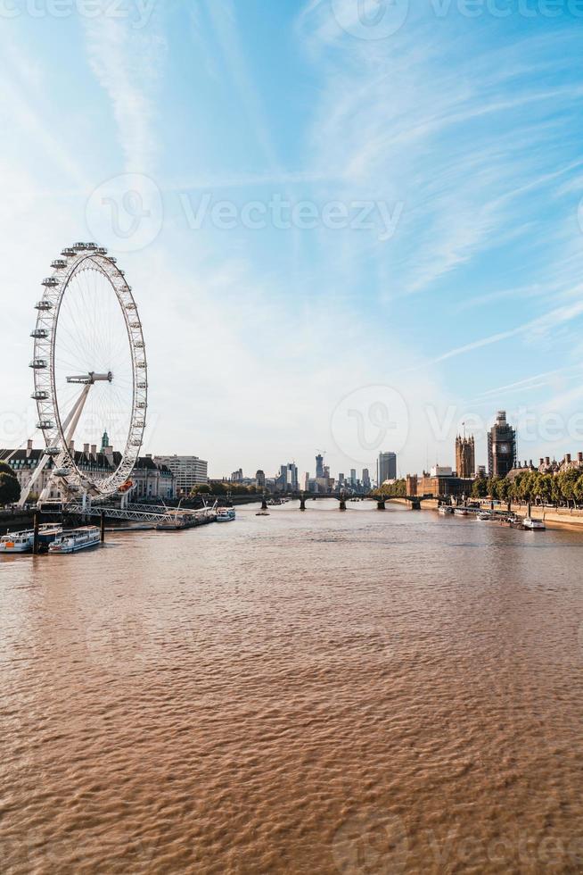 Big Ben och Westminster Bridge i London, Storbritannien foto